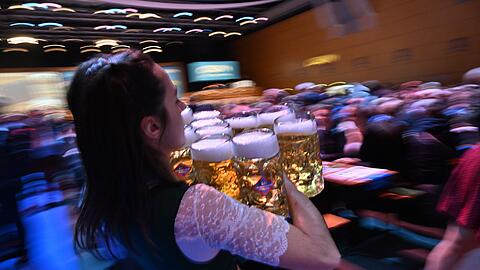 Bier geh&ouml;rt f&uuml;r die meisten Besucher der Aschermittwochveranstaltungen einfach dazu - b&ouml;se Zungen behaupten, dass auch deswegen die Stimmung vielerorts so gut ist. (Archivbild)