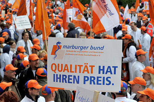 Qualität hat ihren Preis: Bei der großen Mediziner-Demo in München gingen viele der 940 Ärzte des Nürnberger Klinikums für mehr Geld auf die Straße.