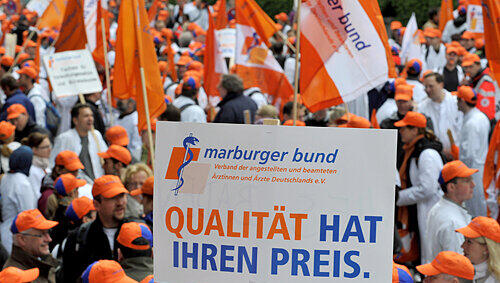 Qualität hat ihren Preis: Bei der großen Mediziner-Demo in München gingen viele der 940 Ärzte des Nürnberger Klinikums für mehr Geld auf die Straße. Qualität hat ihren Preis: Bei der großen Mediziner-Demo in München gingen viele der 940 Ärzte des Nürnberger Klinikums für mehr Geld auf die Straße.