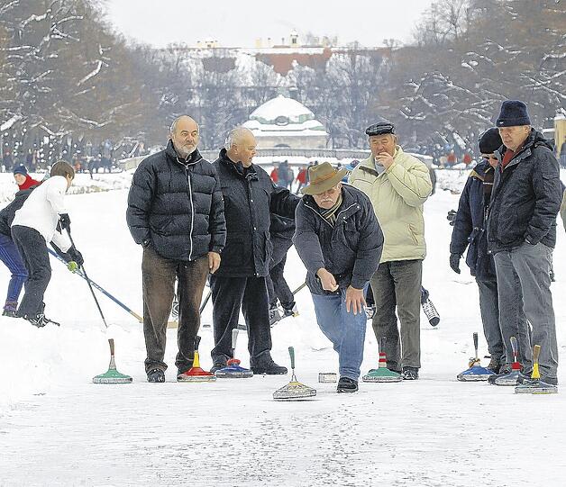 Das perfekte Nachmittagsvergnügen: Eisstockschießen auf dem Nymphenburger Kanal.