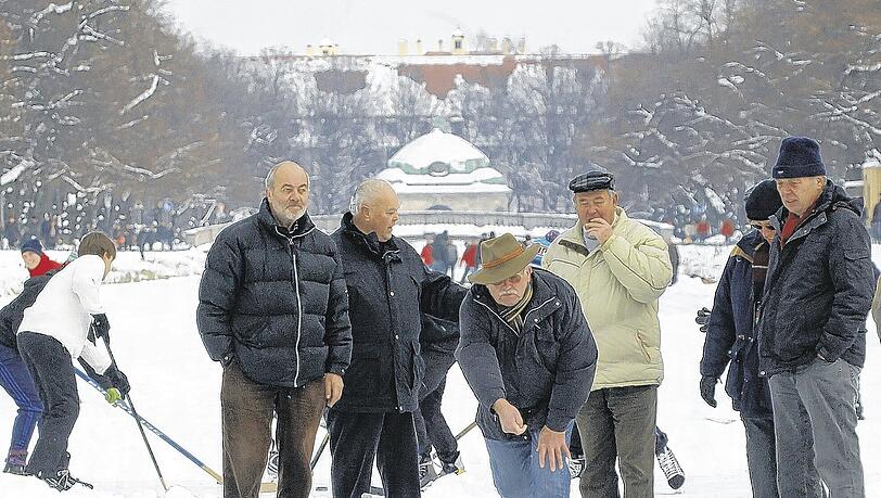 Das perfekte Nachmittagsvergnügen: Eisstockschießen auf dem Nymphenburger Kanal. Das perfekte Nachmittagsvergnügen: Eisstockschießen auf dem Nymphenburger Kanal.