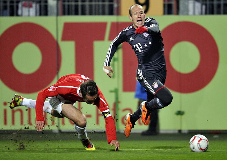 ARJEN ROBBEN: Spielte mit neuer Mode: Links ein roter Handschuh, rechts der geschiente kleine Finger &ndash; da ging kein Handschuh drüber. Köpfte elegant und überlegt auf Schweinsteiger vor dem 1:0, lupfte zu Müller vor dem 2:0 (50.).