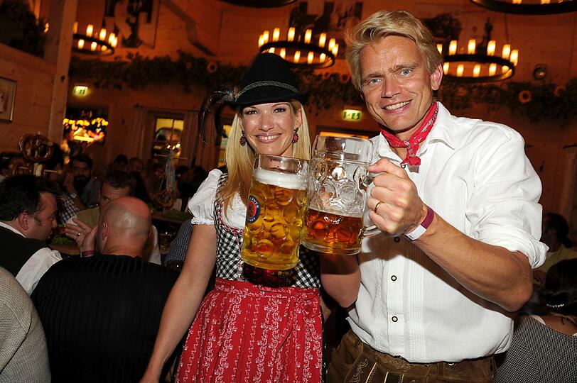 Auch in der Metzgerstubn-Vinzenmurr wird eifrig zugeprostet: Hier fand die diesjährige Sky-Wiesn statt, unter anderem Moderatorin Jessica Kastrop und Vorstand Holger Ensslin waren mit von der Partie.
