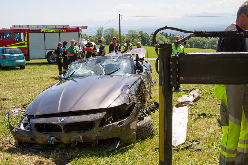 Ein Auto mit zwei Insassen kam am Samstag von der Fahrbahn ab und überschlug sich. Der Beifahrer starb. Die 17-Jährige Fahrerin lief offensichtlich nach Hause. Erst später konnte sie fvon der Polizei ausfindig gemacht werden. Laut Polizei hat sie keinen Führerschein und war zum Unfallzeitpunkt betrunken.