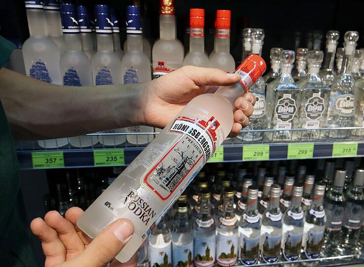 Im Gegensatz zu vielen anderen Lebensmitteln wird Wodka in Russland billiger.