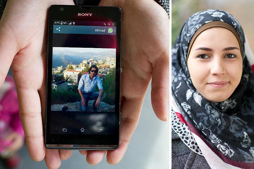 Suad (28) aus Homs in Syrien zeigt ein Foto ihres Bruders Ahmad, im Hintergrund ist die Stadt Homs zu sehen mit ihrem Familienhaus.