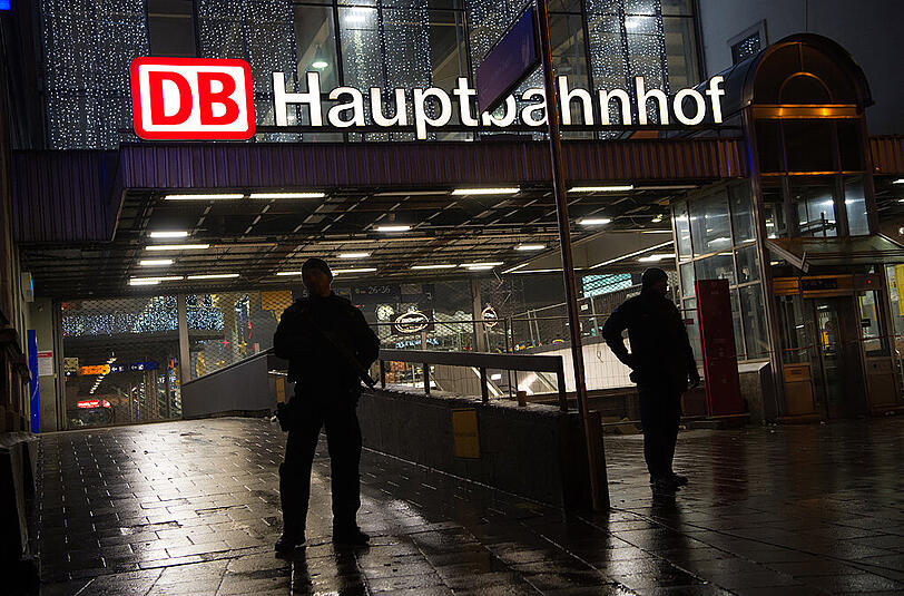 Schwerbewaffnete Spezialeinheiten der Polizei haben den Münchner Hauptbahnhof abgeriegelt.