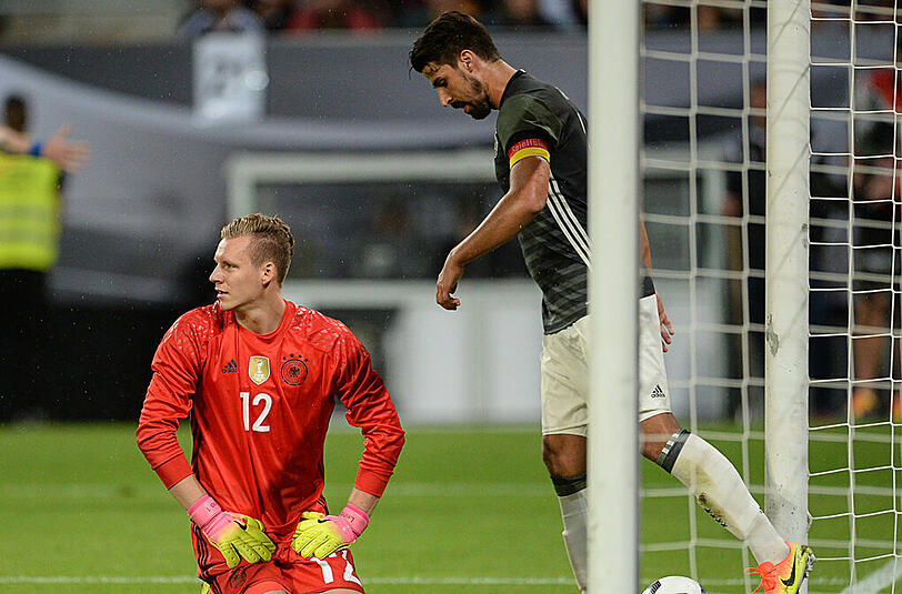 Sami Khedira: Note 3. Durfte als Kapitän die Mannschaft anführen, hat seine Wehwehchen  
auskuriert. Der Legionär von Juventus Turin hat mit nun 59 auch ein  
Länderspiel mehr als Boateng. Einige Male blitzte sein Können bei der  
Spieleröffnung mit feinen Chips auf die Außen auf. Zur Pause geschont.