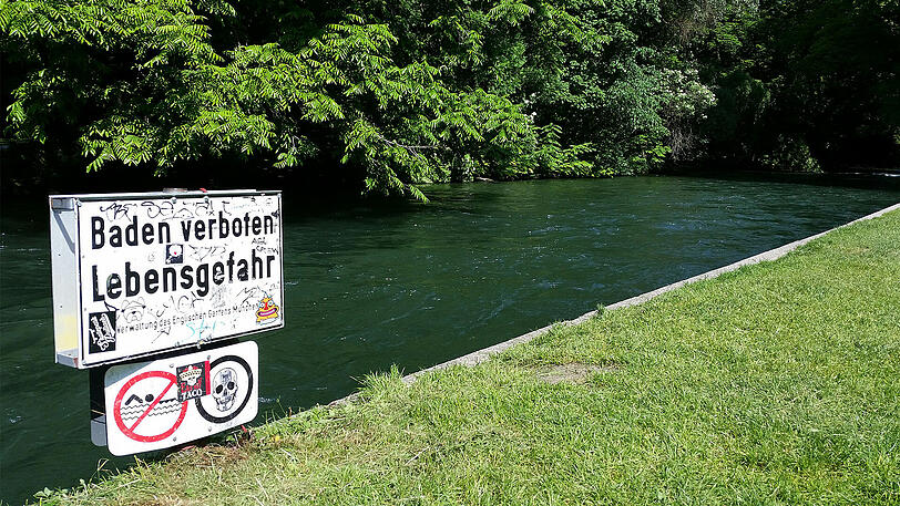 Am Eisbach wird das Badeverbot gern ignoriert.