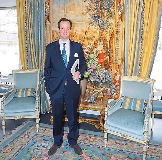 Moritz Freiherr von der Heydte zwischen den edlen Möbeln.