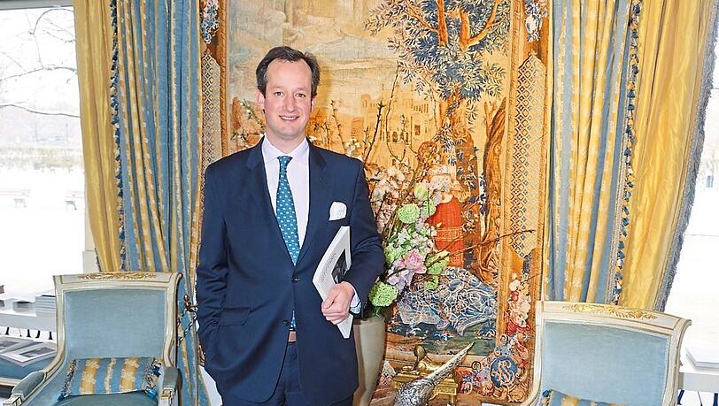 Moritz Freiherr von der Heydte zwischen den edlen Möbeln. Moritz Freiherr von der Heydte zwischen den edlen Möbeln.