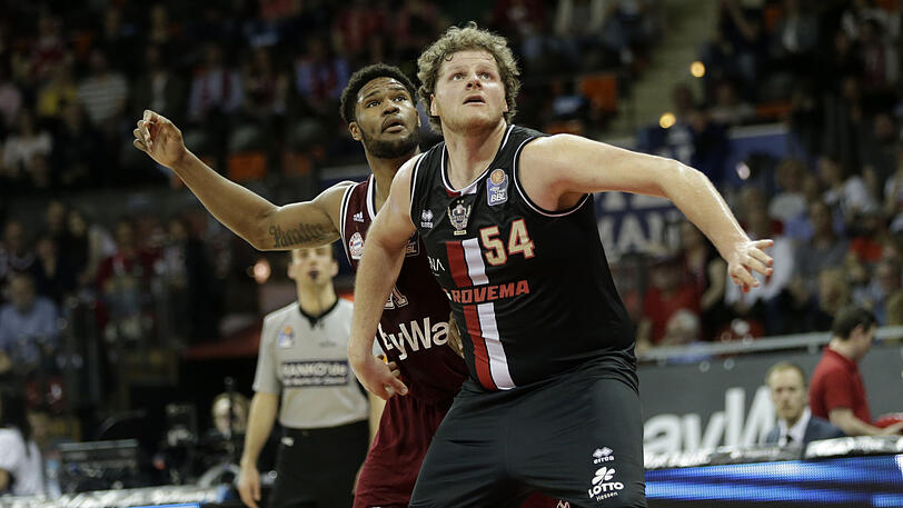 Bei seiner bislang letzten Rückkehr nach München im April im Duell mit Bayerns Devin Booker: John Bryant (r.).