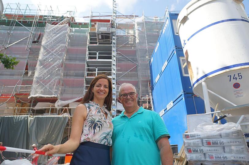 Kommunalreferentin Kristina Frank und Stadtrat Richard Quaas (beide CSU) vor der Baustelle des Ruffinihauses.