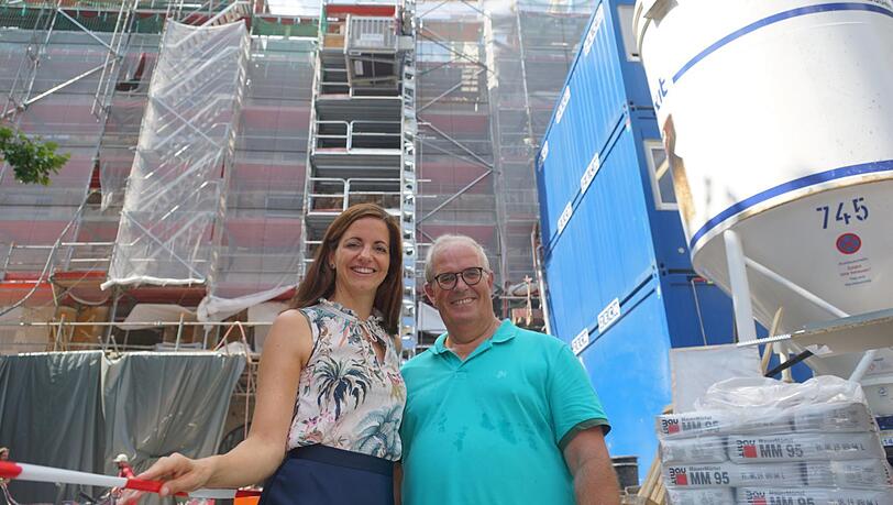 Kommunalreferentin Kristina Frank und Stadtrat Richard Quaas (beide CSU) vor der Baustelle des Ruffinihauses. Kommunalreferentin Kristina Frank und Stadtrat Richard Quaas (beide CSU) vor der Baustelle des Ruffinihauses.