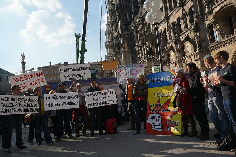 "In München zu Gast - in Kiew verprügelt", steht auf einem anderen Transparent, das die Münchner zur Demo mitgebracht haben.
