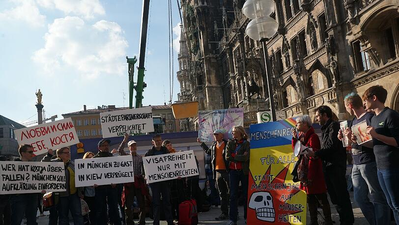 "In München zu Gast - in Kiew verprügelt", steht auf einem anderen Transparent, das die Münchner zur Demo mitgebracht haben. "In München zu Gast - in Kiew verprügelt", steht auf einem anderen Transparent, das die Münchner zur Demo mitgebracht haben.