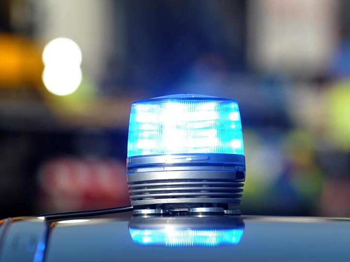 Das Blaulicht eines Streifenwagens der Polizei leuchtet. Foto: Stefan Puchner/dpa/Archivbild