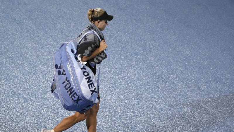 Angelique Kerber geht nach ihrer Niederlage durch Petra Kvitova vom regennassen Platz. Angelique Kerber geht nach ihrer Niederlage durch Petra Kvitova vom regennassen Platz.