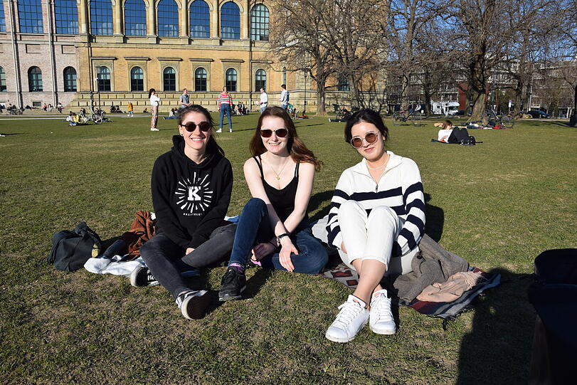 Sonnenfreuden vor der Pinakothek.