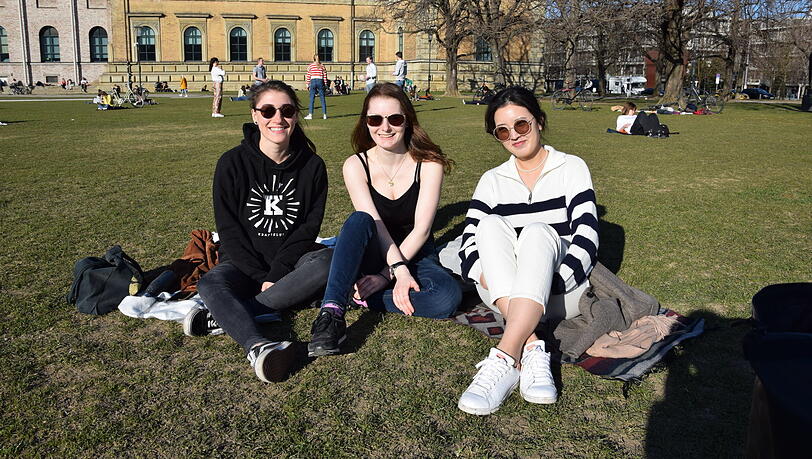 Sonnenfreuden vor der Pinakothek. Sonnenfreuden vor der Pinakothek.