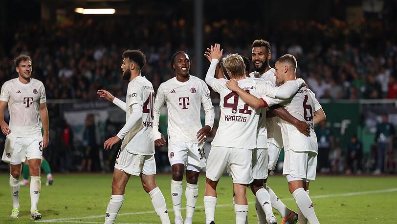 Münchens Torschütze Frans Krätzig (3.v.r) feiert seinen Treffer zum 0:3 mit seinen Teamkollegen.