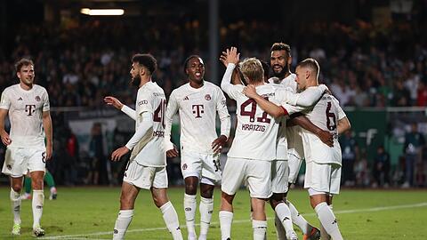Münchens Torschütze Frans Krätzig (3.v.r) feiert seinen Treffer zum 0:3 mit seinen Teamkollegen.