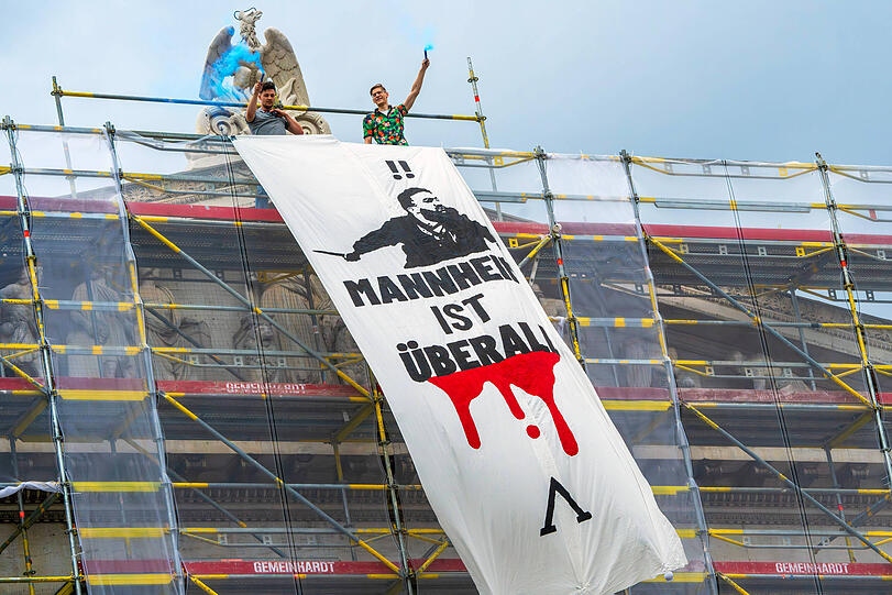 Aktivisten hissten ein Banner mit der Aufschrift "Mannheim ist überall" .