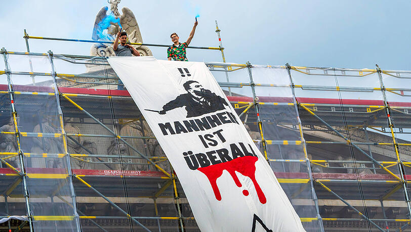 Aktivisten hissten ein Banner mit der Aufschrift "Mannheim ist überall" . Aktivisten hissten ein Banner mit der Aufschrift "Mannheim ist überall" .
