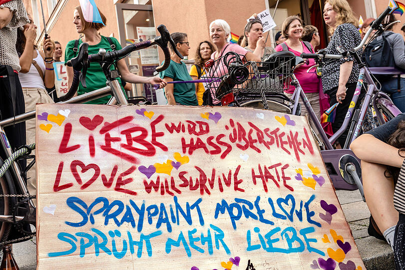 News Bilder des Tages Queere Demo mit Menschenkette: Schild Liebe wird Hass überstehen vor dem queeren Zentrum LeZ