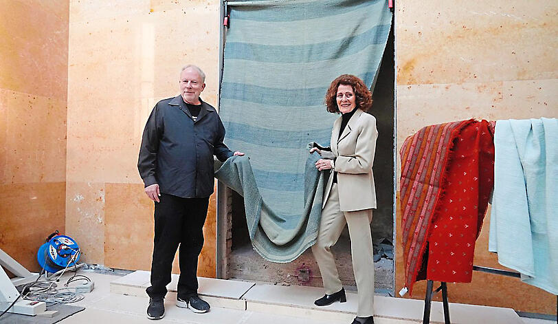 Der blau-grün-gestreifte handgewebte Stoff von Gunta Stölzl an seinem zukünftigen Platz vor dem Thoraschrein.  Foto: D. v. Loeper