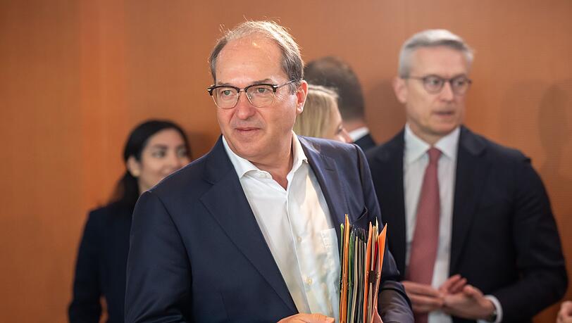 Bundesinnenminister Dobrindt will die Grenzkontrollen verlängern.