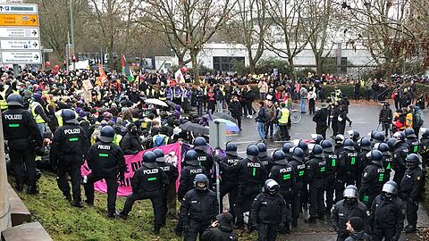 Eine unangemeldete Demonstration an der Konrad-Adenauer-Br&uuml;cke in Gie&szlig;en.