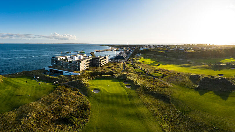 Direkt ans Hotel Budersand an der S&uuml;dspitze von Sylt schlie&szlig;t ein 18-Loch-Golfplatz an.