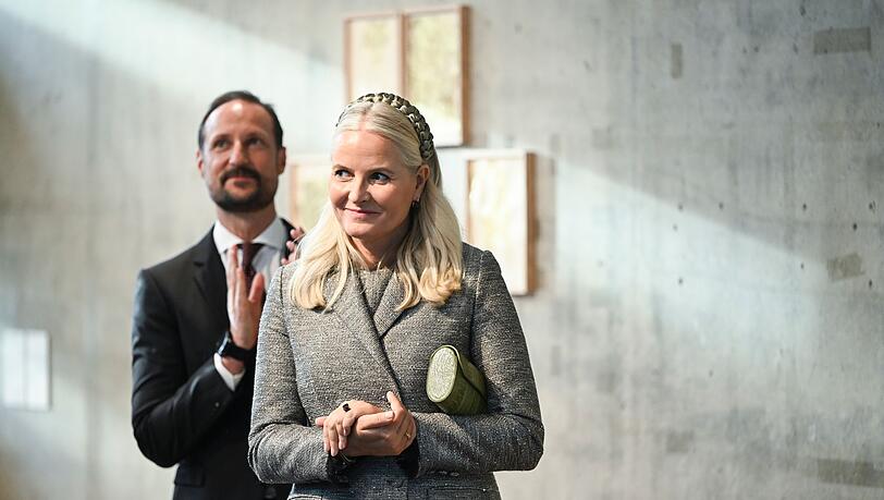 In einem gemeinsamen Fernsehinterview brechen Kronprinzessin Mette-Marit (r) und Kronprinz Haakon (l) ihr Schweigen.
