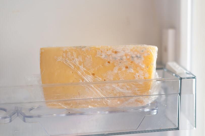 In festen Lebensmitteln wie Hartk&auml;se verbreiten sich Schimmelsporen langsamer als in weichen. Daher sollte Weichk&auml;se, Frischk&auml;se oder Schnittk&auml;se mit wei&szlig;em, grauem oder gr&uuml;nem Schimmel vollst&auml;ndig entsorgt werden. Ist Schimmel auf wasserhaltigen Produkten sichtbar, hat er meist schon das Innere erreicht. Auch Quark, Joghurt oder Milch mit Schimmel geh&ouml;ren sofort in den M&uuml;ll.