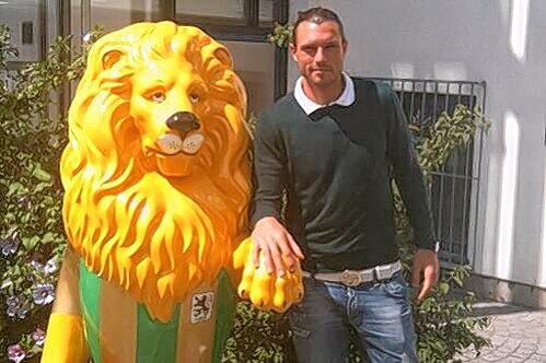 Glücklicher Rückkehrer: Nach langem Transferpoker präsentierte sich Djordje Rakic gestern stolz an der Grünwalder Straße.Foto: Franke