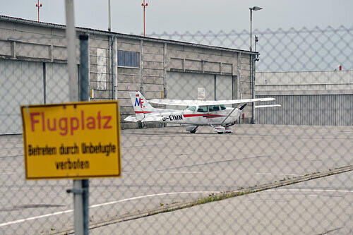 Mit dieser Cessna hat der Selbstmörder noch andere mit in den Tod reißen wollen. Im Cockpit ist am Tag danach noch das Blut des Piloten zu sehen. Seine Verletzungen müssen im Krankenhaus genäht werden.