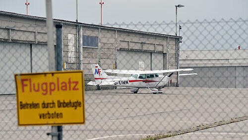 Mit dieser Cessna hat der Selbstmörder noch andere mit in den Tod reißen wollen. Im Cockpit ist am Tag danach noch das Blut des Piloten zu sehen. Seine Verletzungen müssen im Krankenhaus genäht werden. Mit dieser Cessna hat der Selbstmörder noch andere mit in den Tod reißen wollen. Im Cockpit ist am Tag danach noch das Blut des Piloten zu sehen. Seine Verletzungen müssen im Krankenhaus genäht werden.