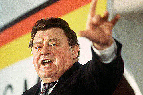 Der ehemalige bayrische Ministerpräsident Franz-Josef Strauß (CSU) nahm weder gegenüber politischen Gegnern noch Parteifreunden ein Blatt vor den Mund. 1951 wies er KPD-Mitglied Hans Renner während einer Diskussion mit dem Ausspruch: "Schnauze, Iwan!" in die Schranken.

Seine eigenen Parteikollegen bezeichnete er mitunter auch mal als "politische Pygmäen" oder "Reclam-Ausgaben von Politikern".