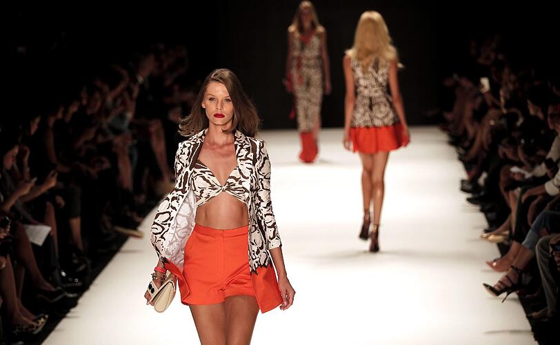 Bereits am Montag präsentierten heiße Models die Mode für das kommende Jahr.