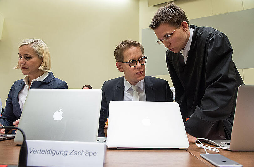 Die Anwälte der Angeklagten Zschäpe, Anja Sturm (l-r) Wolfgang Heer und Mathias Grasel im Gerichtssaal in München.