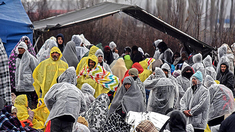 Über 5.000 Asylsuchende sitzen an der mazedonischen Grenze fest Über 5.000 Asylsuchende sitzen an der mazedonischen Grenze fest
