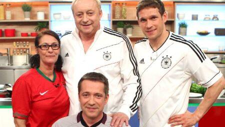 Volz (r., neben Alfons Schuhbeck) bei der "Küchenschlacht" im Jahr 2012.