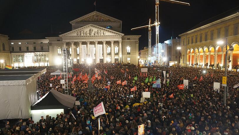 Ob es wieder so voll wird wie bei der ersten großen „Platz da!“-Demo im Dezember (Foto), wird sich zeigen. Ob es wieder so voll wird wie bei der ersten großen „Platz da!“-Demo im Dezember (Foto), wird sich zeigen.
