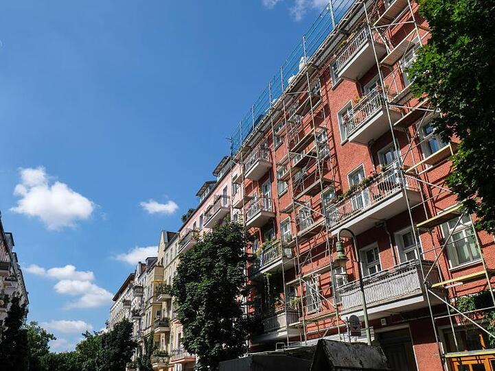 Sanierte und zum Teil eingerüstete Wohnhäuser im Berliner Prenzlauer Berg. Der geplante Berliner Mietendeckel lässt sich laut Städtetagspräsident Burkhard Jung nicht auf andere Großstädte kopieren.