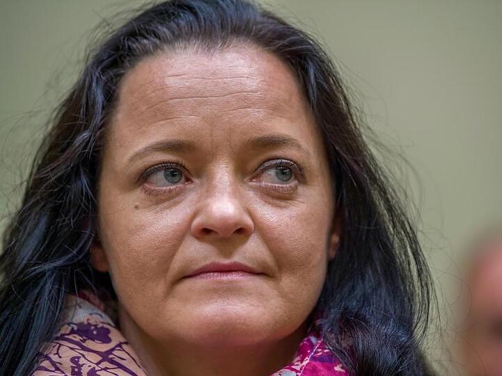 Die Angeklagte Beate Zschäpe sitzt im Gerichtssaal im Oberlandesgericht.