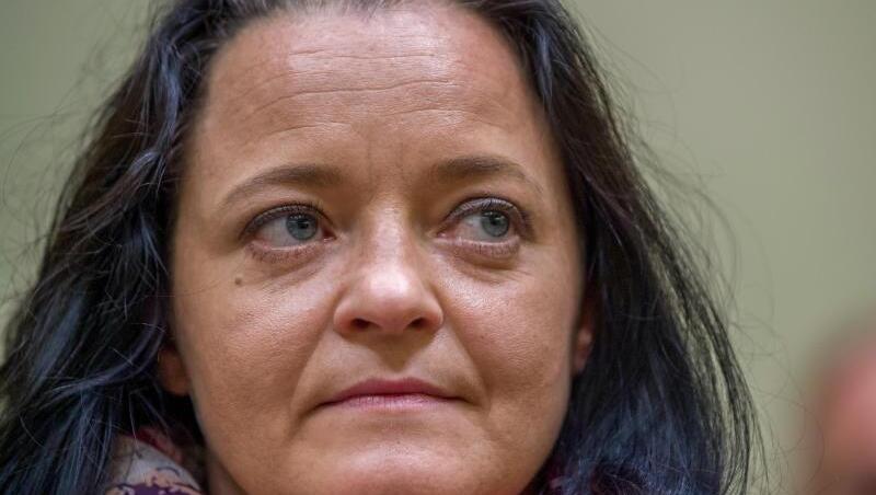 Die Angeklagte Beate Zschäpe sitzt im Gerichtssaal im Oberlandesgericht. Die Angeklagte Beate Zschäpe sitzt im Gerichtssaal im Oberlandesgericht.