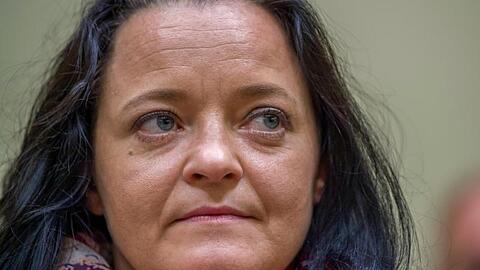 Die Angeklagte Beate Zschäpe sitzt im Gerichtssaal im Oberlandesgericht.