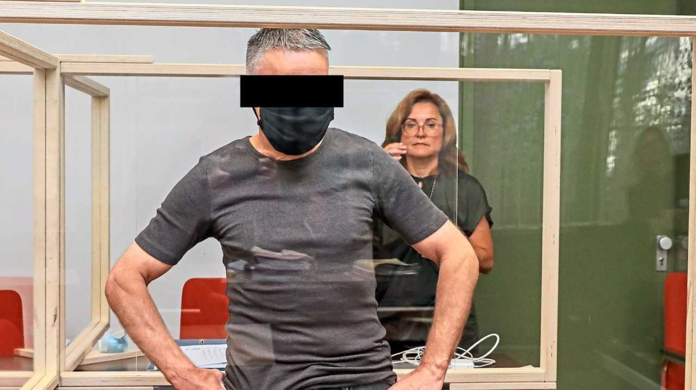 Der Angeklagte vor Gericht.