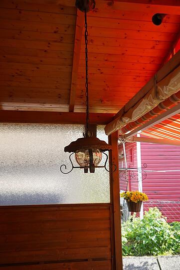 Der Strom für diese Terrassenlampe kommt vom Solardach.